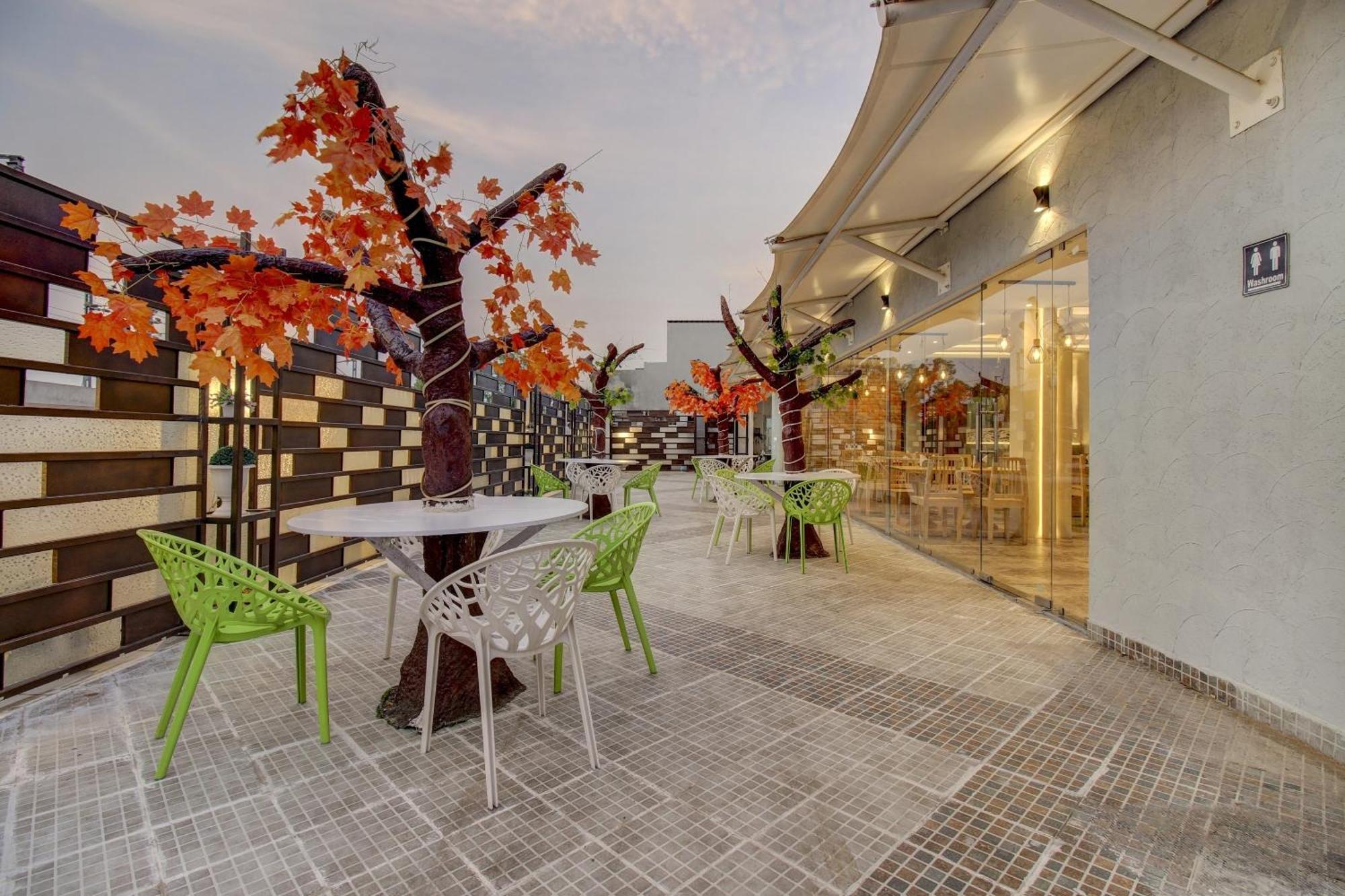 Отель Townhouse Geetraj Near Shalimar Gateway Лакхнау Экстерьер фото