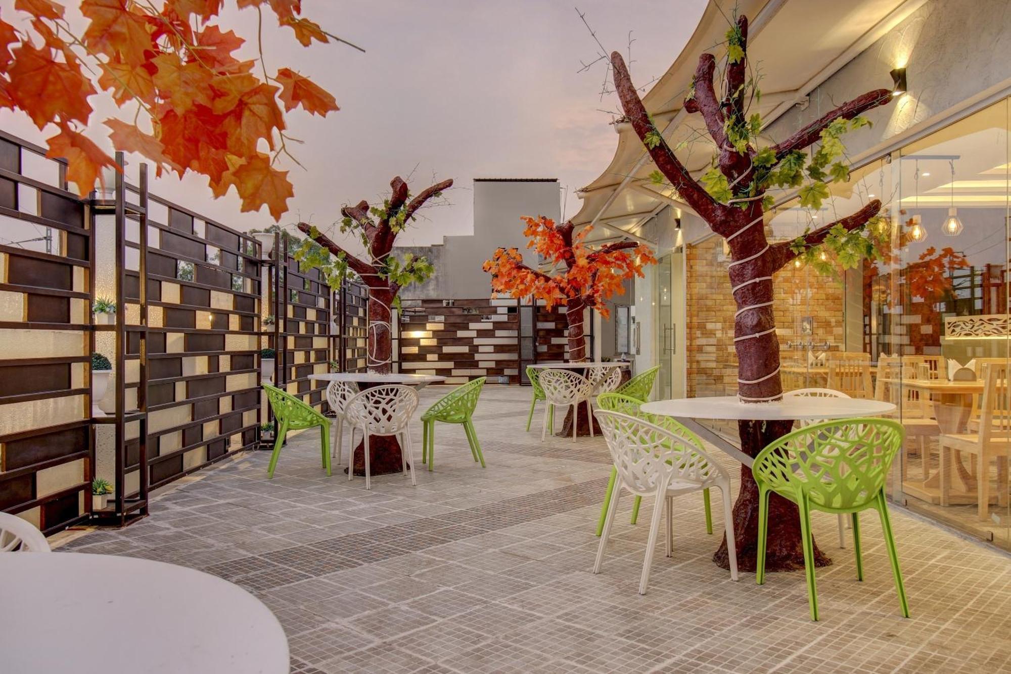 Отель Townhouse Geetraj Near Shalimar Gateway Лакхнау Экстерьер фото