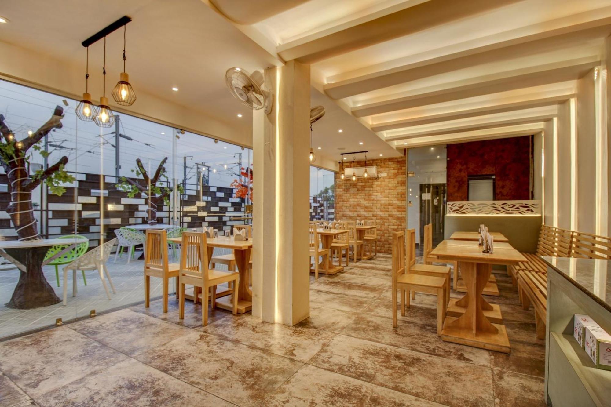 Отель Townhouse Geetraj Near Shalimar Gateway Лакхнау Экстерьер фото