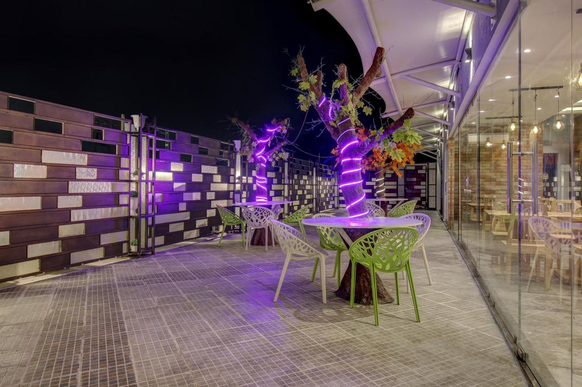 Отель Townhouse Geetraj Near Shalimar Gateway Лакхнау Экстерьер фото